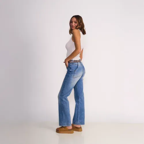 Jeans Straight Diseño Frontal Cortes