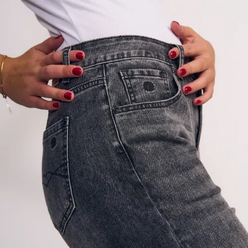 Jeans Barrel Cortes en Rodilla