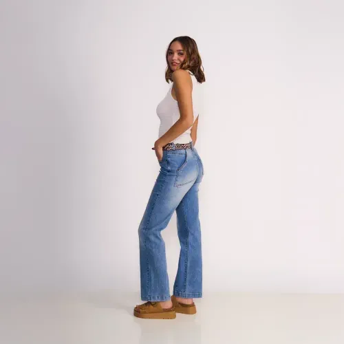 Jeans Straight Diseño Frontal Cortes